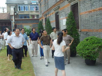 7月9日上午诗人采风团参观徐志摩故居