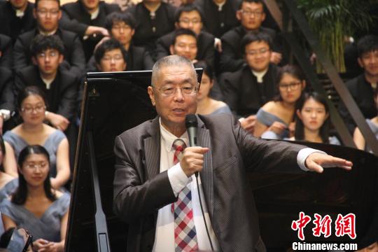 钢琴演奏家刘诗昆在表演前激情发言。　张道正 摄