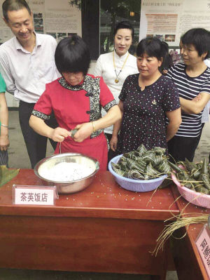 昨日，湖塘街道香林村举行包粽子比武。陶晓宇