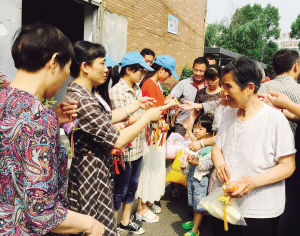 6月6日，管墅社区工作人员为居民送香包。王思