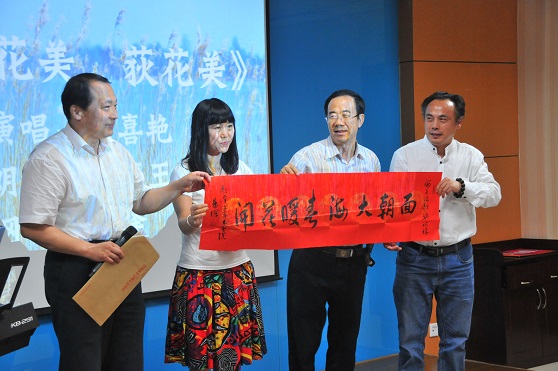 山东诗人艺术家王永江等给海子弟弟赠送书法作品