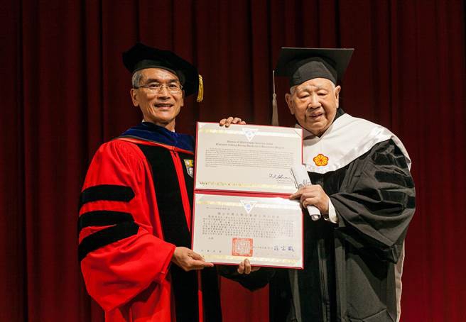 1、　2017年12月22日，著名诗人洛夫（右）获颁台湾中兴大学名誉文学博士学位，由中兴大学校长薛富盛授证。（中兴大学提