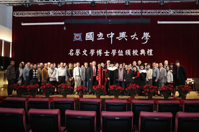 2　　2017年12月22日，台湾中兴大学授予洛夫名誉文学博士学位典礼。（中兴大学提供）.jpg