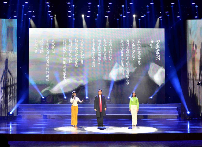 10，张宏、路春兰（左）、程燕（左）合诵海子的《重建家园》.jpg
